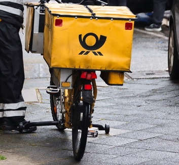 Lelépett a nyugdíjakkal egy boszniai postás, Thaiföldre tart - illusztráció