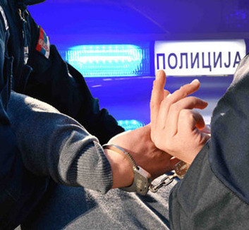 Tíz személyt, köztük hét rendőrt sebesített meg egy fiatal Nagybecskereken - illusztráció