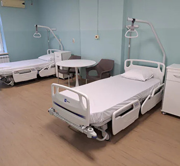 Klinikai Központ: Mennyezeti panelek zuhantak le a szülészet üres helyiségében - illusztráció