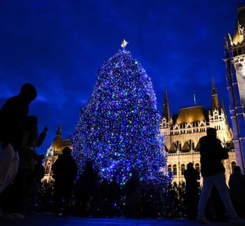 Felkapcsolták a fényfüzért az Ország Karácsonyfáján a Kossuth téren - illusztráció