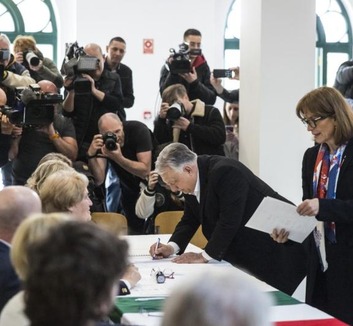 Orbán Viktor leadta szavazatát: Azért vagyok itt, hogy győzzek - illusztráció