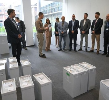 NVI: Megérkeztek a külképviseleti urnák, megkezdődhet a szavazatok szétválogatása - illusztráció