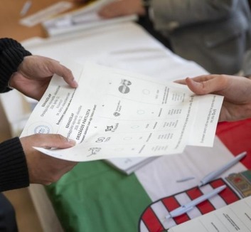 Újabb egyéni választókerületben fordult meg az eredmény: Már 140 mandátum közelében a Tisza - illusztráció