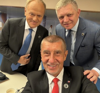 Ficóék Magyar Péternek: A három testőr vár a negyedikre - illusztráció