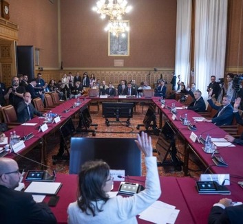Megalakul az új kormány, ülést tart a parlament, esküt tesznek a miniszterek - illusztráció