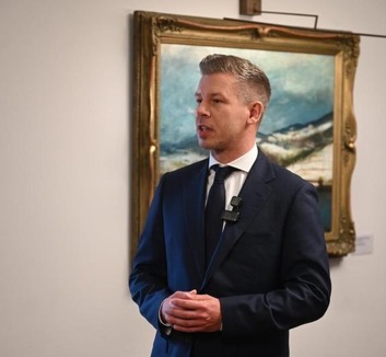 Magyar Péter személyesen mutatta meg a sajtónak a Karmelita kolostor épületét (Frissítve) - illusztráció