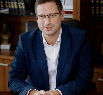 Gulyás Gergely: A Tisza Párt alkotmánymódosítása az eddigi szigorú migrációs politika felszámolását célozza - illusztráció