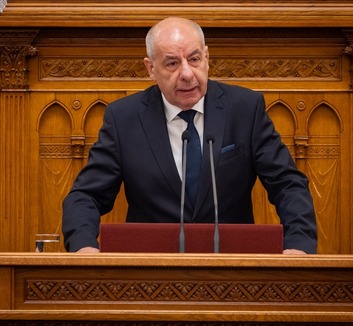Sulyok Tamás aláírta a Magyarország Nemzetközi Büntetőbíróságból történő kilépése visszavonásáról szóló törvényt - illusztráció
