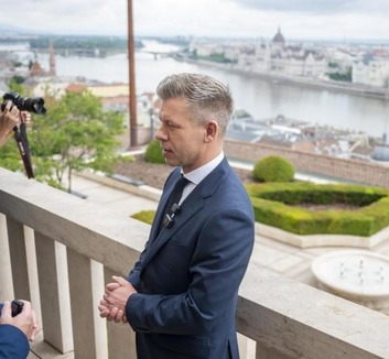 Magyar Péter: 500 gyermeket és kísérőjüket látják vendégül a Karmelitában és a Szociális és Családügyi Minisztériumban - illusztráció