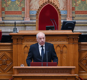 Fidesz: Diktatúrában szokás a köztársasági elnök erőszakos eltávolítása - illusztráció