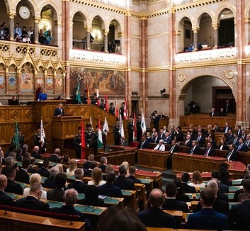 Jelentősen csökkentették az országgyűlési képviselők fizetését - illusztráció
