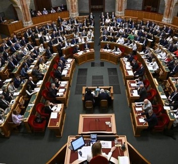 Nyolc évben korlátozhatja a miniszterelnöki tisztség betöltését az Országgyűlés hétfőn - illusztráció