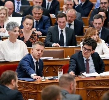 Az Országgyűlés elfogadta az alaptörvény módosítását: Nyolc évnél nem lehet hosszabb a miniszterelnöki megbízatás - illusztráció