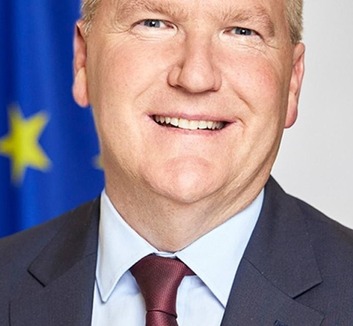 Uniós biztos: Mióta Magyarország új kormánya hivatalba lépett, már jelentős előrelépések történtek a jogállamiság terén - illusztráció
