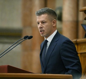 Magyar Péter bejelentette: Jön az Alaptörvény-módosítás, amelynek részeként kezdeményezik az államfő megbízatásának megszüntetését - illusztráció