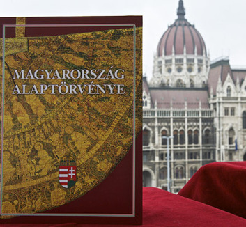 Társadalmi egyeztetésre bocsátotta a kormány az alaptörvény módosítását - illusztráció