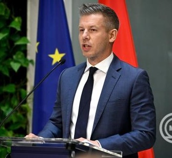 Magyar Péter: Áder János egy igazi közpénzhorgász - illusztráció