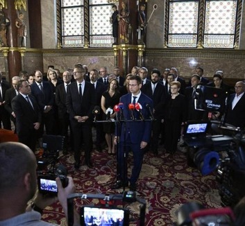 Gulyás Gergely lemond Fidesz frakcióvezetői posztjáról, a Fidesz és a KDNP bojkottálja az Országgyűlés hétfői ülését - illusztráció