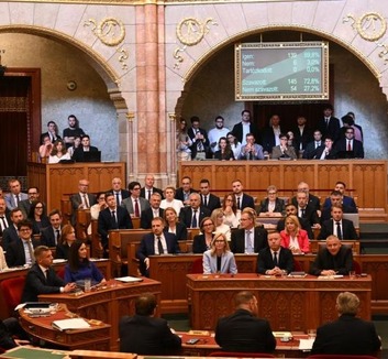 Az Országgyűlés elfogadta az alaptörvény tizenhetedik módosítását - illusztráció