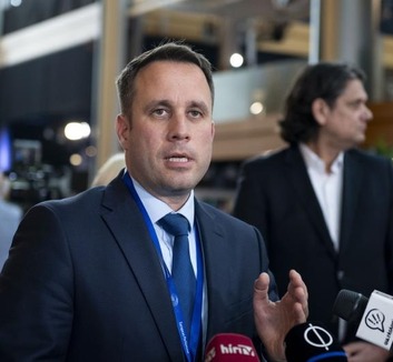 A Fidesz–KDNP európai parlamenti frakciója: Hallgat az Európai Bizottság, miközben a Tisza-kormány bontja le a demokráciát - illusztráció