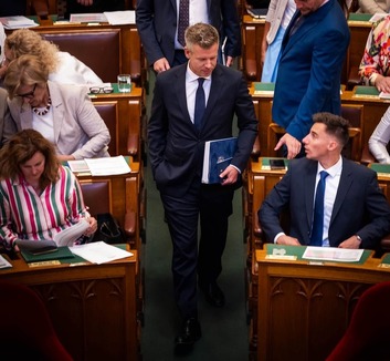 Magyar Péter: Átfogó energiafejlesztési tervet fogadott el a kormány - illusztráció