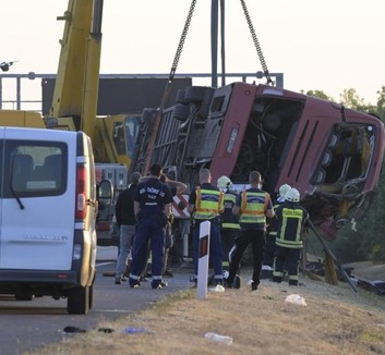 Tizenkét halálos áldozata van az M3-as autópályán történt buszbalesetnek (Frissített) - illusztráció