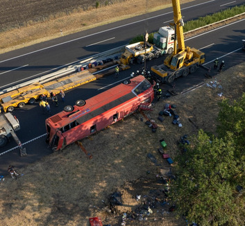 Buszbaleset az M3-ason: Halálos tömegszerencsétlenség gondatlan okozása miatt indult eljárás a sofőr ellen - illusztráció