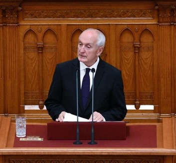 Ma lép államfői hivatalába Baka András - illusztráció