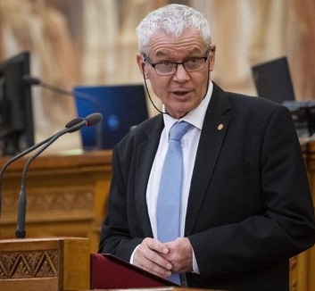 Lejárt négy alkotmánybíró, köztük Polt Péter elnök megbízatása - illusztráció
