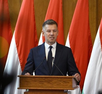 Magyar Péter: A kormány december végéig meghosszabbítja a tömeges bevándorlás okozta válsághelyzetet - illusztráció