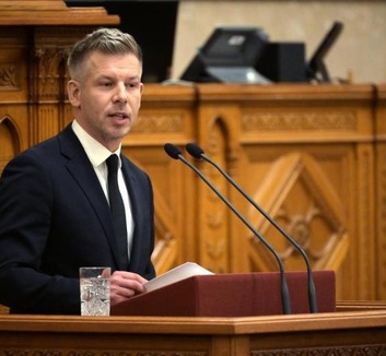 Magyar Péter: Gyorsabban, bátrabban és tisztességesebben kell dolgoznia a kormánynak - illusztráció