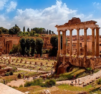 Magyar nemzeti színbe öltözik a Forum Romanum egy része a forradalom 70. évfordulója alkalmából - illusztráció