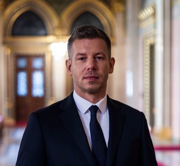 Magyar Péter és Andrej Babiš négyszemközti tárgyalásával kezdődik az első cseh-magyar kormányülés Prágában - illusztráció