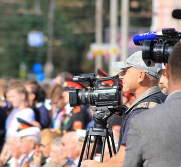 Elítélte a támadásokat a minisztérium – újságírók tiltakoztak Belgrádban - illusztráció