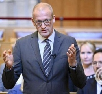 Tarr Zoltán: Folyik a vizsgálat és átvilágítás a közmédiánál - illusztráció
