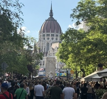 Egy ember, két beszéd - illusztráció