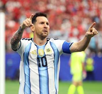 Vb-2026: Messi sportágtörténeti duplájával már biztos továbbjutók a címvédő argentinok - illusztráció
