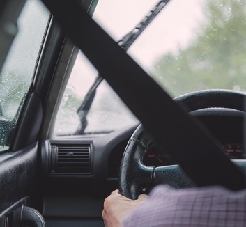 Új közlekedési törvény: Jelentősen nő a biztonsági öv használatának elmulasztásáért járó bírság - illusztráció