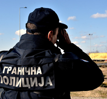 Öt személy őrizetben illegális beutazások segítése miatt, két rendőr is érintett - illusztráció