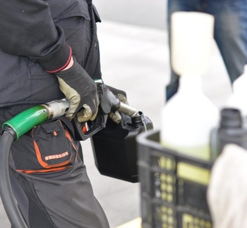 A szerb kormány újabb öt hónapra befagyasztja az üzemanyagárakat - illusztráció