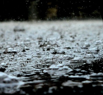 Fokozott forgalomra és csúszós, nedves utakra figyelmeztet az AMSS - illusztráció