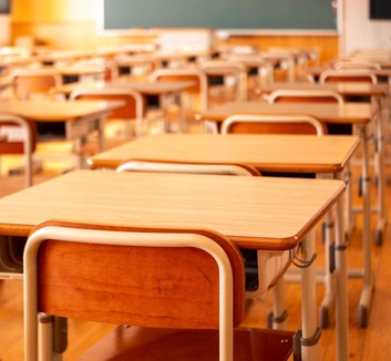 Visszatérnek az iskolába a diákok - illusztráció