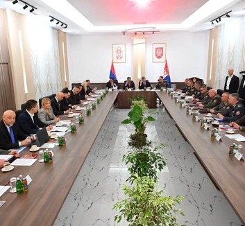 Vučić robotizálná a hadsereget, Dodik szerint elrettentő erejű a szerb hadsereg - illusztráció