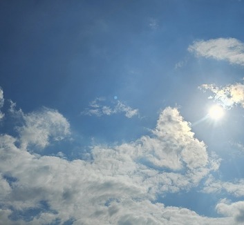 Napos, meleg idő várható, akár 22 fok is lehet - illusztráció