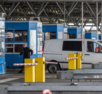 Ünnepi torlódásokra figyelmeztetnek az uniós határátkelőkön - illusztráció