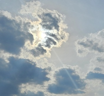 Felhős, helyenként esős idő, de akár 23 fok is lehet - illusztráció