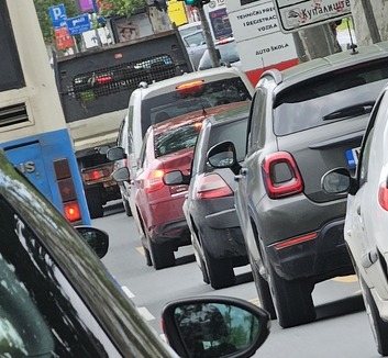 Óvatosságra intenek a közlekedésben május elsején - illusztráció