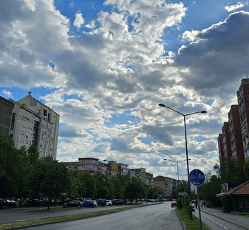 Napos és felhős időszakok váltakoznak, este záporok, zivatarok is lehetnek - illusztráció