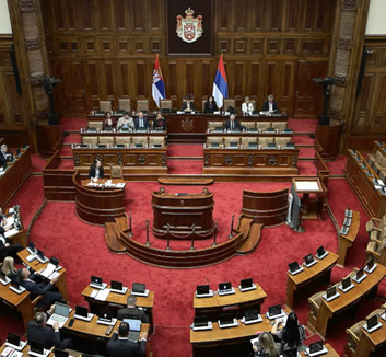 A szerb parlament folytatta a vitát a választási törvénycsomagról - illusztráció