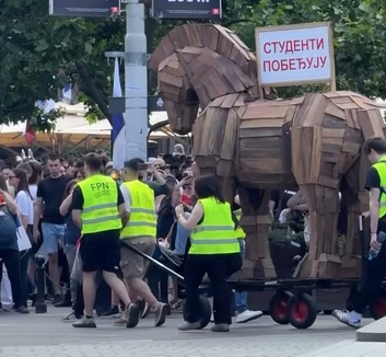Tömegek gyűltek össze a belgrádi Slaviján az egyetemisták tüntetésén - illusztráció